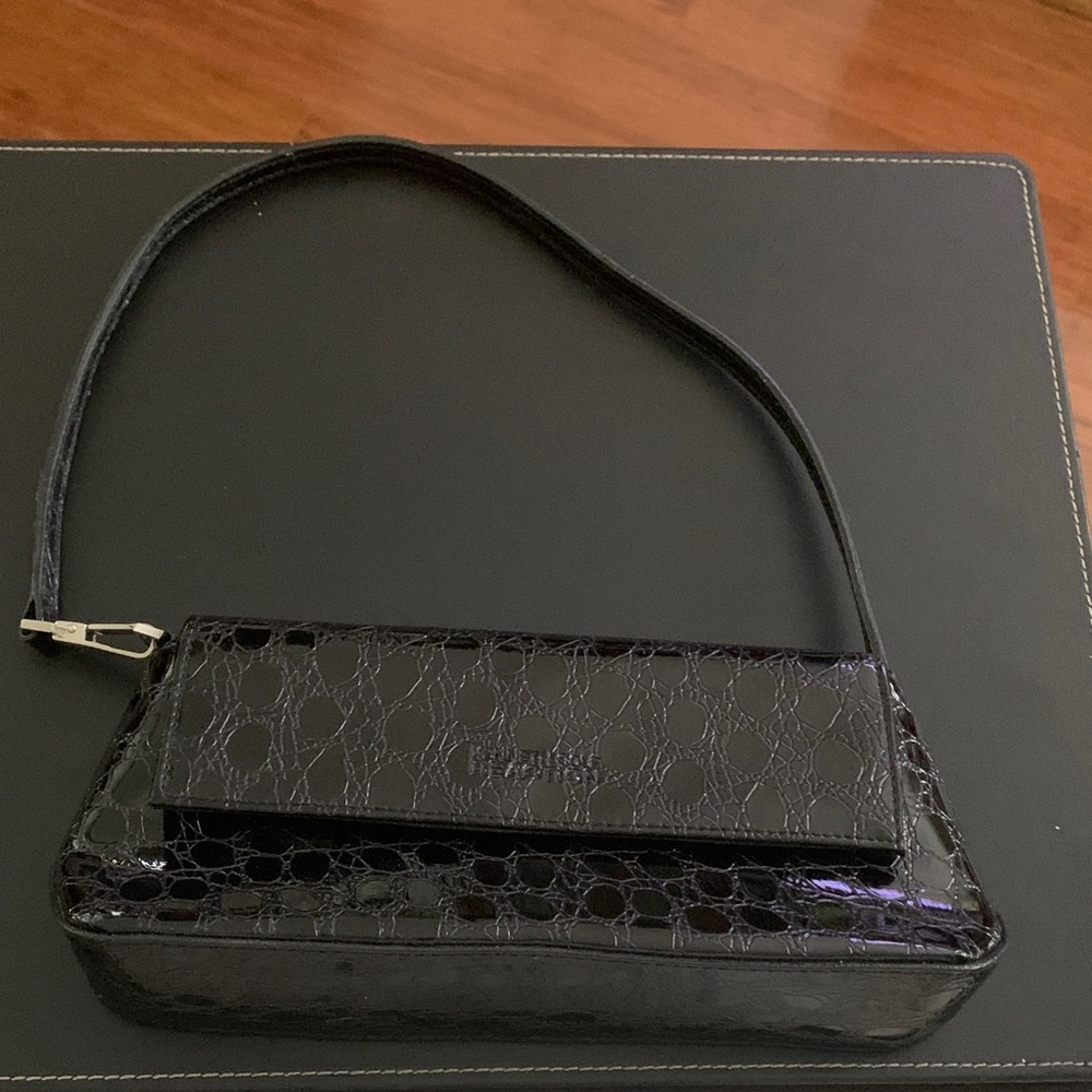Kenneth Cole Reaction Black Textured handbag!
New condition!